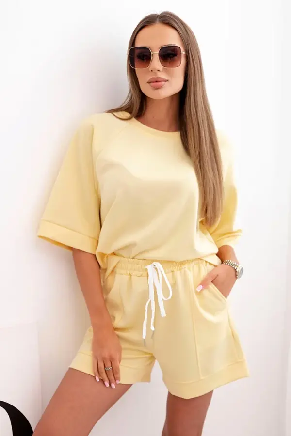 Kesi Włoski Kesi Włoski Women's butter set with a short-sleeved blouse and shorts with an elastic band yellow
