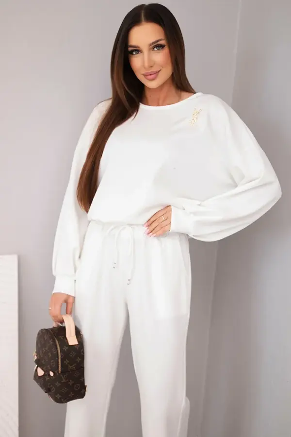 Kesi Włoski Kesi Włoski Women's set butter sweatshirt with a brooch and straight-leg pants ecru
