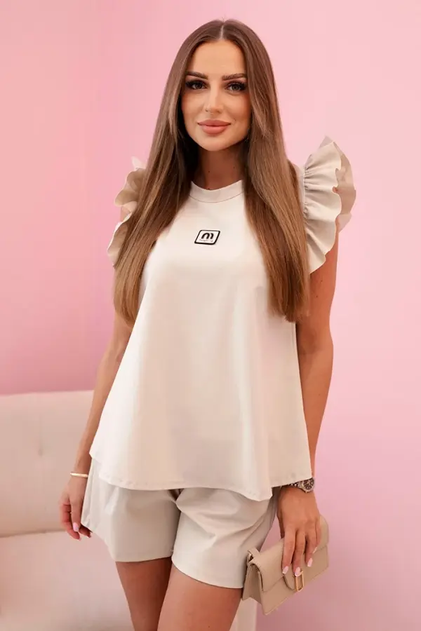 Kesi Włoski Kesi Włoski Women's set with a frill – a short-sleeved blouse and shorts with an elastic band beige