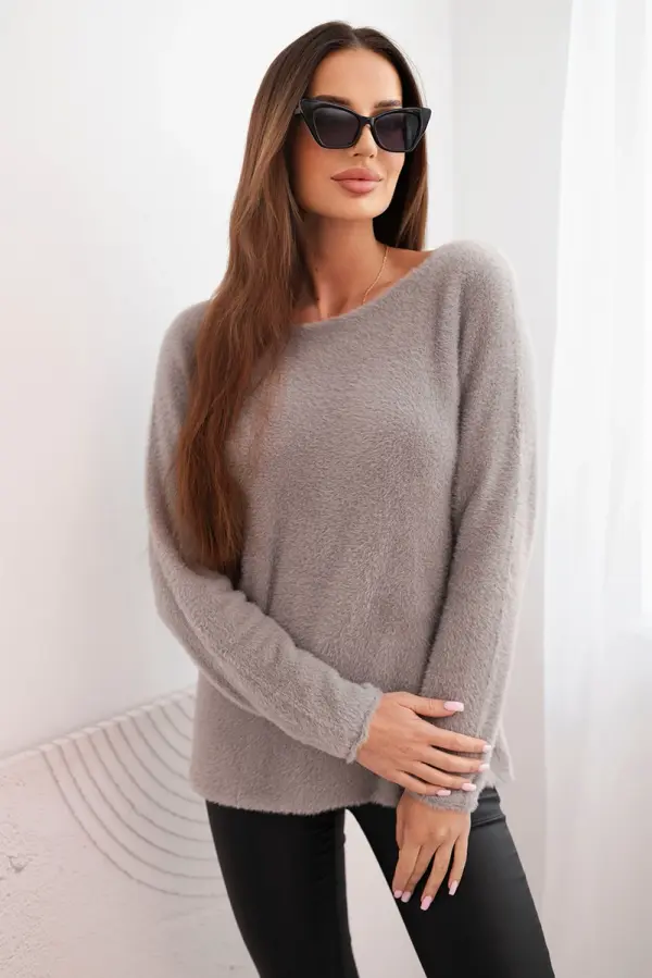 Kesi Włoski Kesi Włoski Women's sweater made of soft knit with a round neckline brown