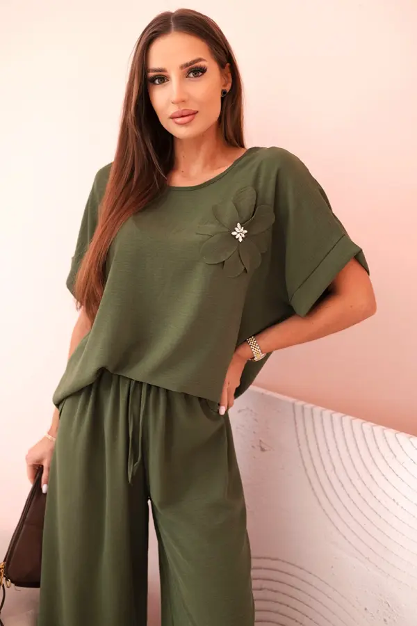 Kesi Włoski Kesi Włoski Women's viscose set with decorative flower and wide trousers - khaki
