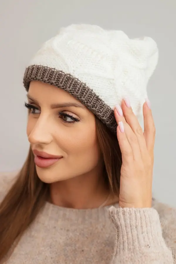 Kesi Kesi Women's winter hat made of wool with a woven pattern K443 ecru