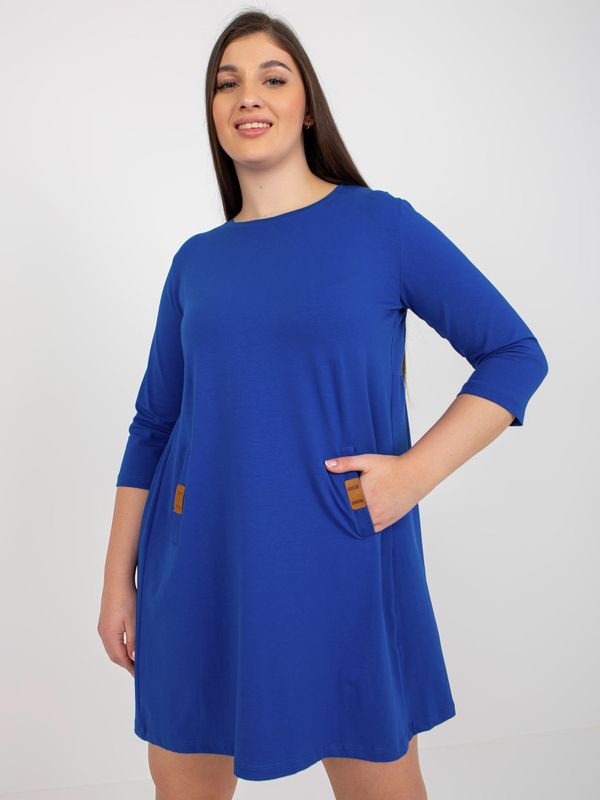 Fashionhunters Kobaltno modra minidress plus size z žepi Dalenne