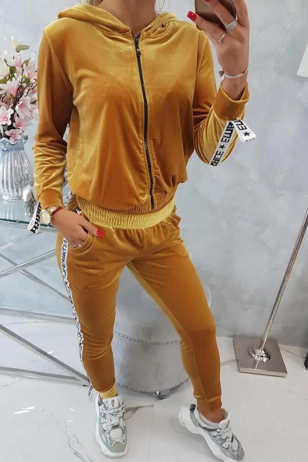 Kesi Komplet iz velurja z okrasnimi črtami