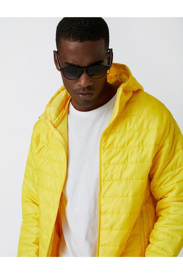Koton Koton napihljiva jakna s kapuco z žepnim detajlom vodoodporna