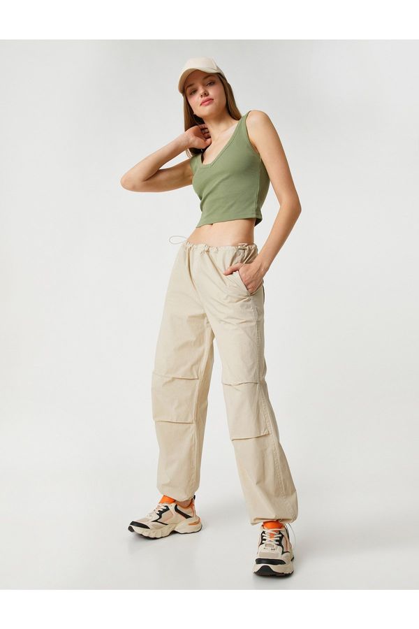 Koton Koton padalske hlače z žepnimi detajli, elastičnim pasom in nogami.