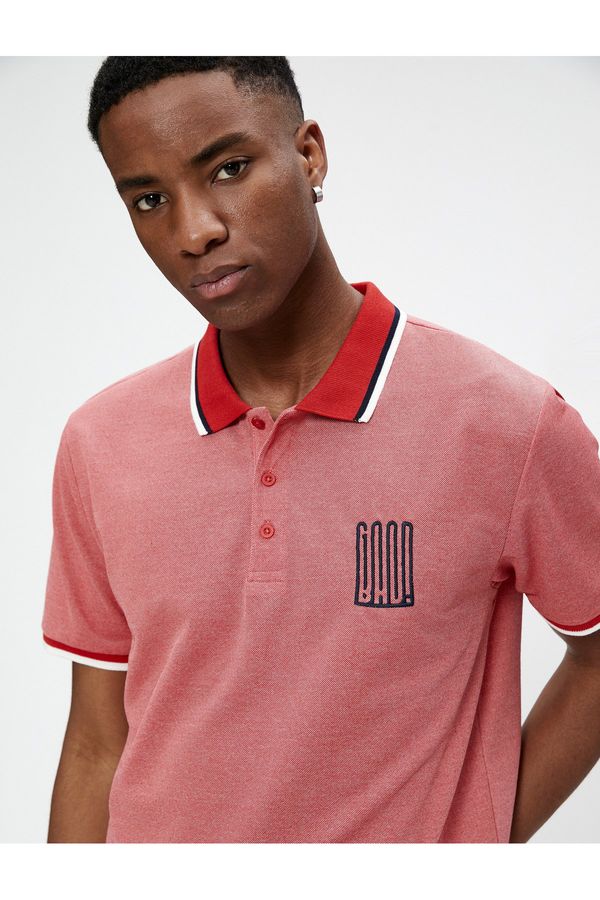 Koton Koton Polo-ovratna majica z gumbi in vezenim motom Slim Fit, kratki rokavi.