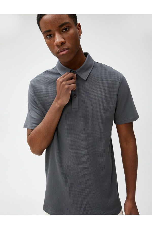 Koton Koton Polo vratna majica s teksturiranimi gumbi, vitko prileganje, kratki rokavi.