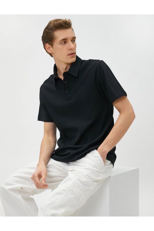 Koton Koton Polo vratna majica s teksturiranimi gumbi, vitko prileganje, kratki rokavi.