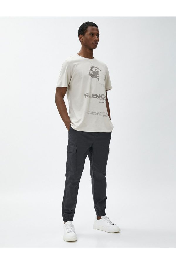Koton Koton Slogan tiskana majica z žepnimi detajli, vratom posadke, kratkimi rokavi.