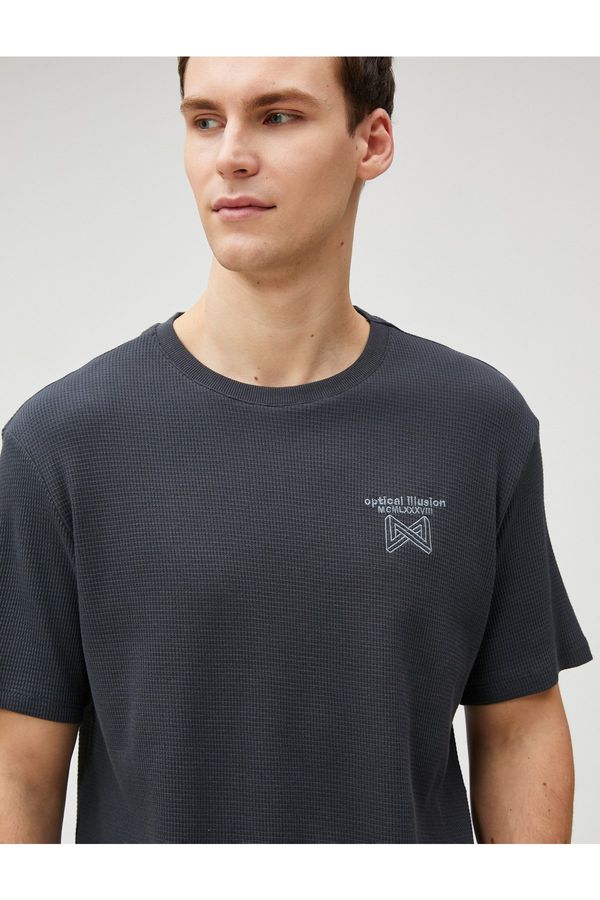 Koton Koton vezen moto majica posadka vratu teksturirana bombaž s kratkimi rokavi