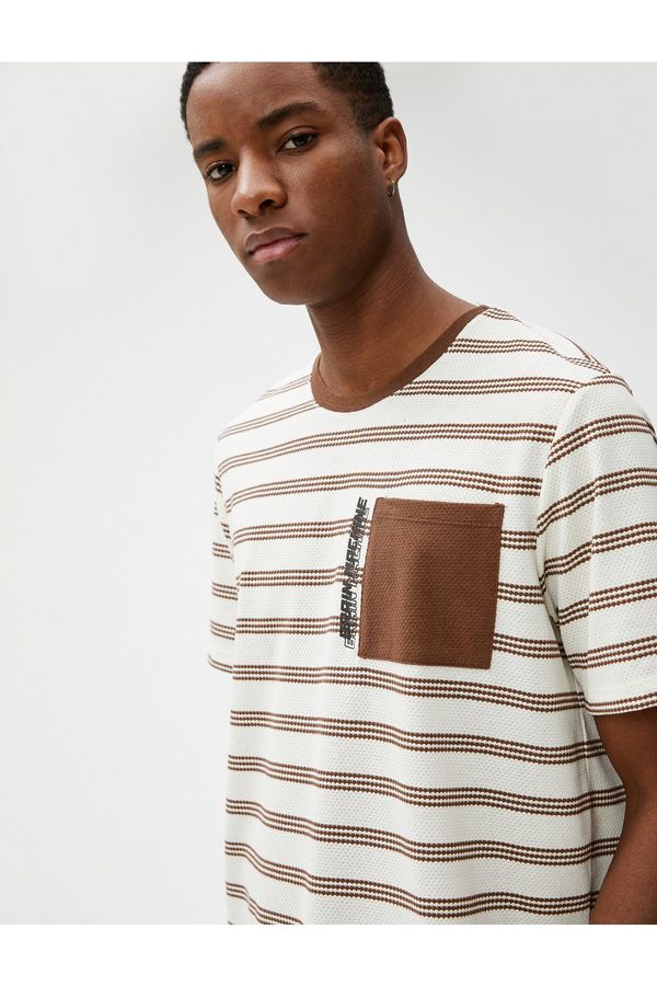 Koton Koton vezena majica z motom z žepnim detajlom, teksturiranim vratom posadke.