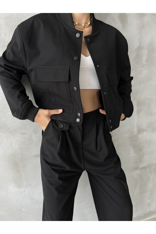 Laluvia Laluvia Black Snap Button Detailed Two-Pocket Lined Crop Bomber Jacket