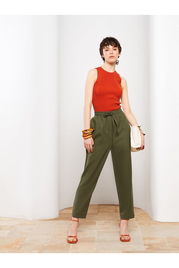 LC Waikiki LC Waikiki visok pas elastičen, udobno prileganje ženskim hlačam z žepi.