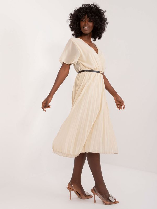 Fashionhunters Light beige pleated dress with belt