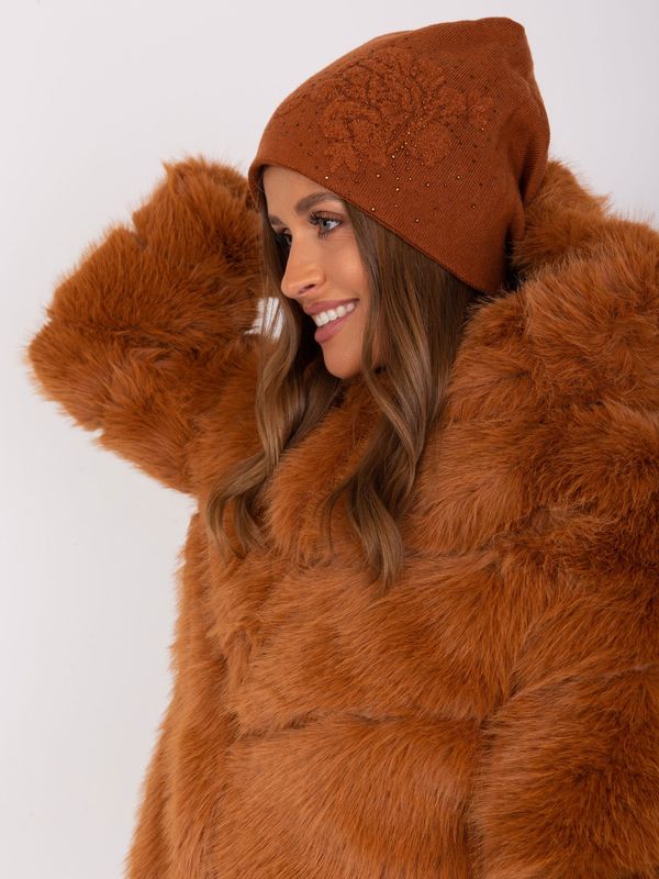 Fashionhunters Light brown winter hat with appliqué