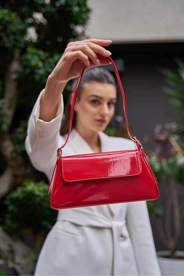 Madamra Madamra Red Patent Leather Women's Alba Simple Design Women's Clamshell Handbag -