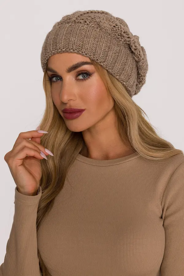 Made Of Emotion Made Of Emotion Woman's Beanie made of cable-knit yarn - beige