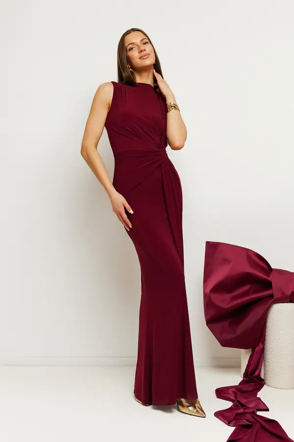 Made Of Emotion Made Of Emotion Woman's Fitted maxi evening dress - maroon