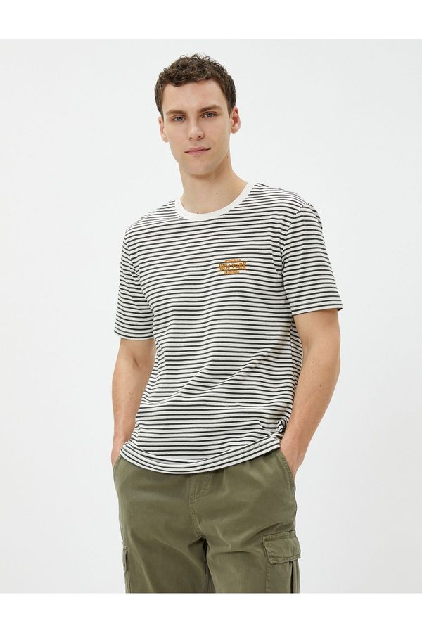 Koton Majica Koton College. Vezeni vrat posadke kratki rokavi.