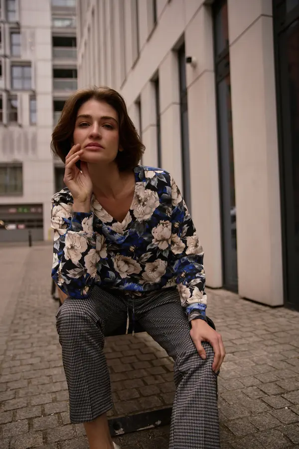 Marisse Marisse Black Floral V-Neck Sweatshirt