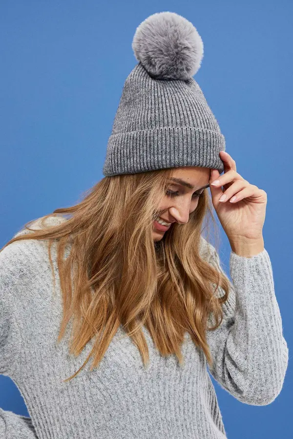 Marisse Marisse Cap with a pompom