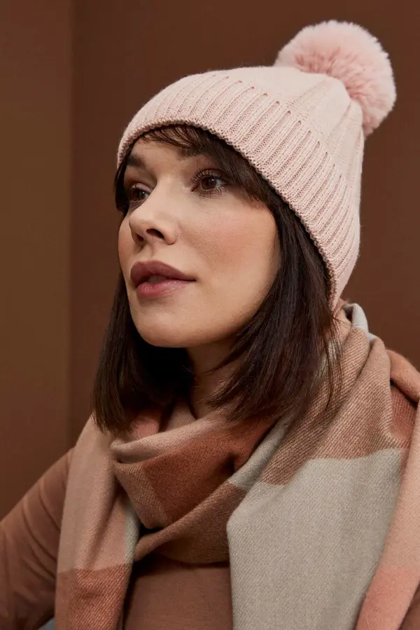 Marisse Marisse Cap with a pompom