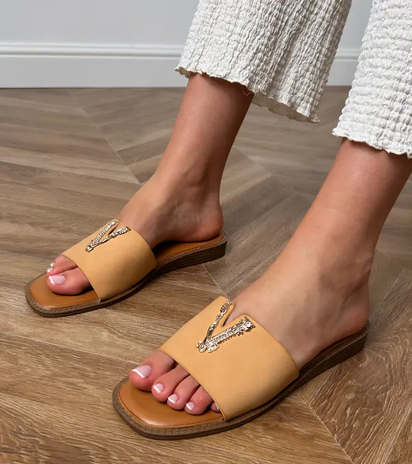 marka niezdefiniowana marka niezdefiniowana Beige flip-flops with a gold ornament Flavis