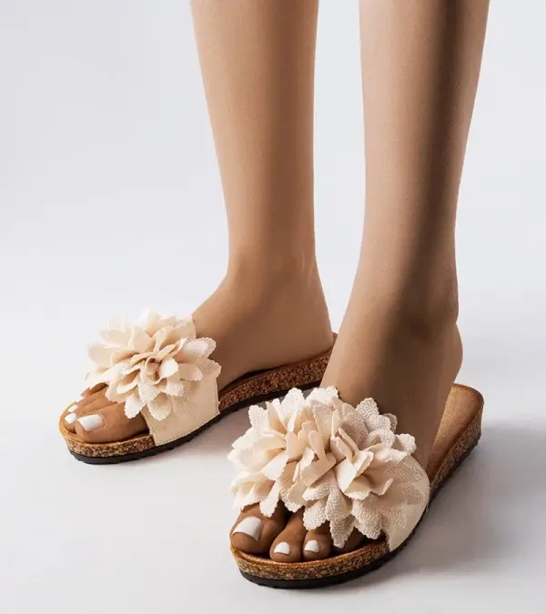 D/CEO marka niezdefiniowana Beige sandals adorned with flowers Farland