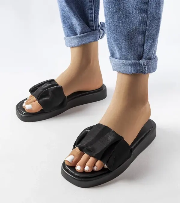 marka niezdefiniowana marka niezdefiniowana Black sandals adorned with ruffles Boulevard