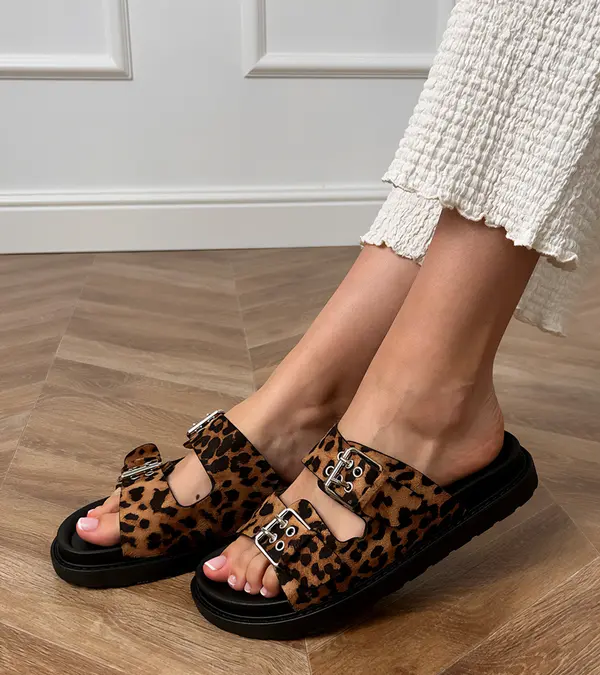 marka niezdefiniowana marka niezdefiniowana Leopard print slides with buckles on straps Klinet