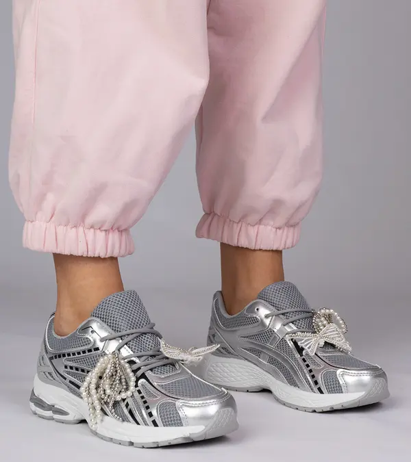 marka niezdefiniowana marka niezdefiniowana Silver sneakers with detachable decorations Lekrus