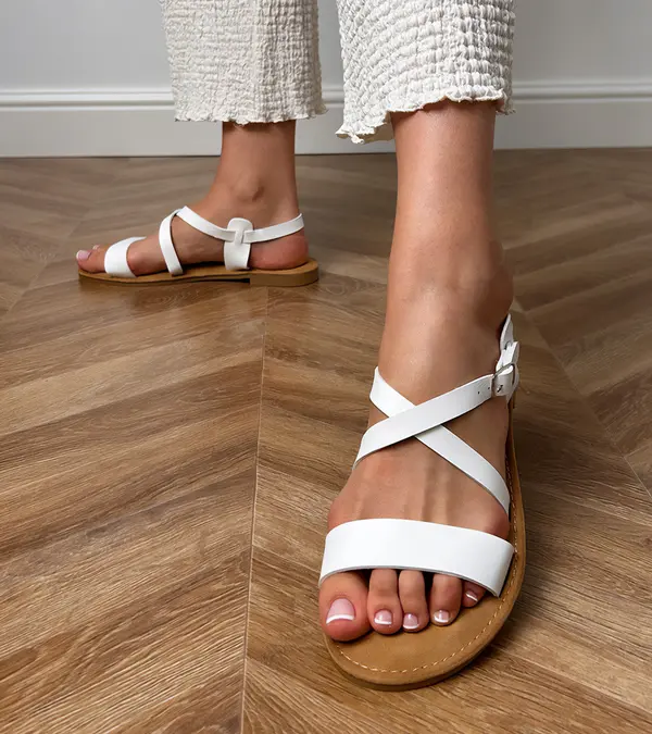 marka niezdefiniowana marka niezdefiniowana White flat sandals with a strap Kallis