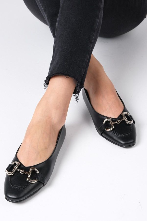 Mio Gusto Mio Gusto Aretha Black Color Women's Flat Shoes with Flat Toes with Chain Accessories.