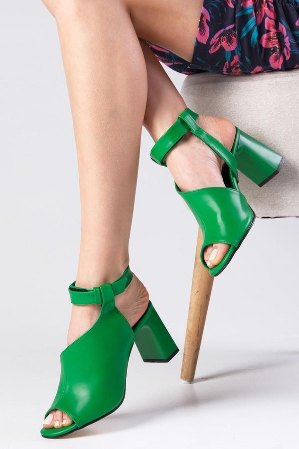 Mio Gusto Mio Gusto Sonya Green Color Asymmetric Cut Ankle Strap Women's Thick Heeled Sandals