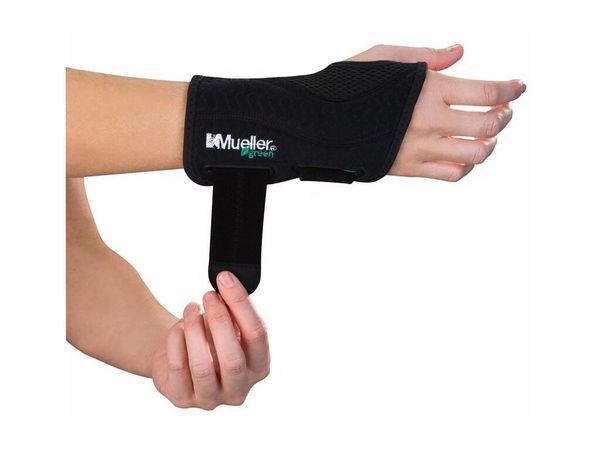 Mueller Mueller Green Fitted Wrist Brace left hand, S/M