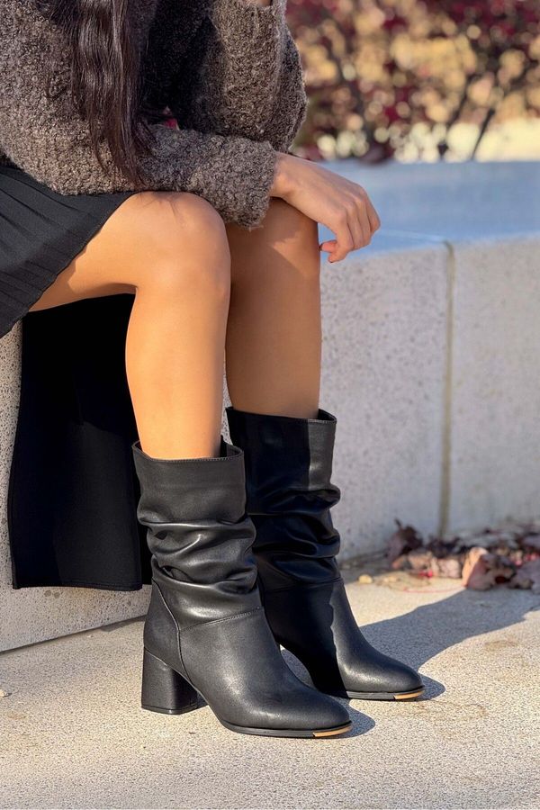 NİŞANTAŞI SHOES NİŞANTAŞI SHOES Rille Women's Black Matte Gathered Heels Boots.