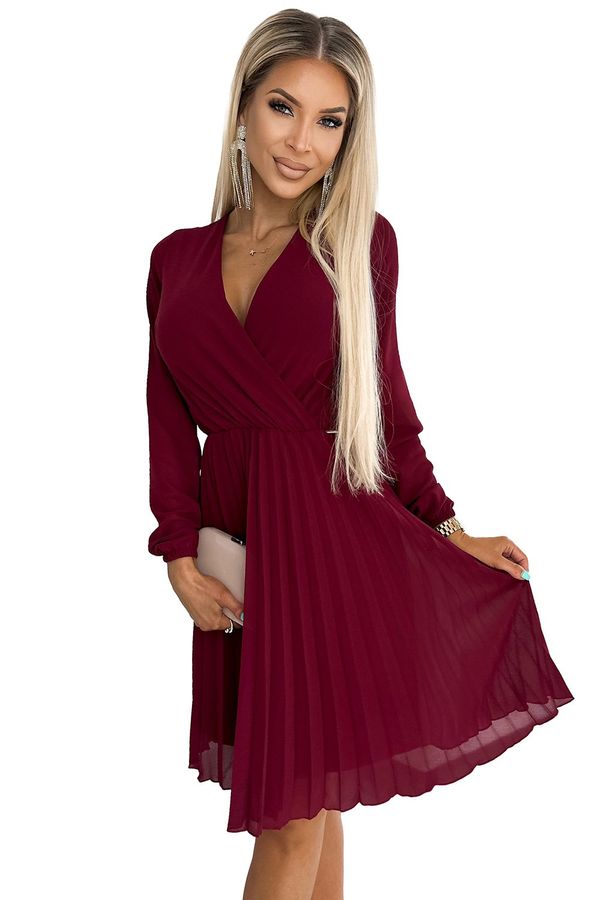 NUMOCO Numoco pleated dress with long sleeves and neckline