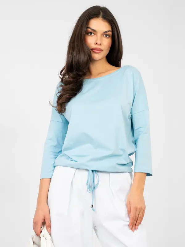 BASIC Feel Good Pastelno modra bluza z ladjastim izrezom