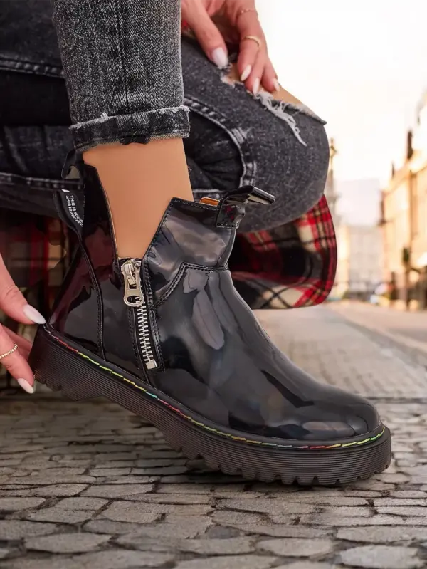 Resti Resti Black lacquered women's boots with a Odeta zipper - Footwear