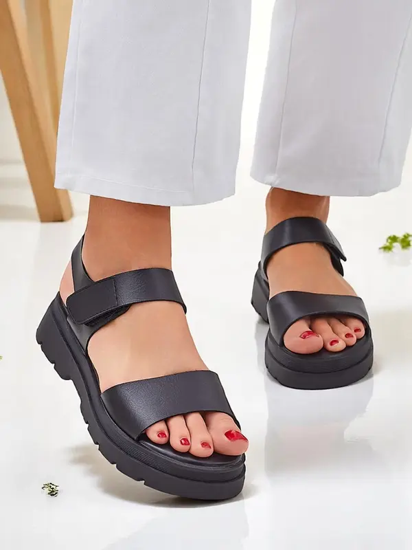 Resti Resti Royal Fashion Women's Otvanna sandals with a thick sole