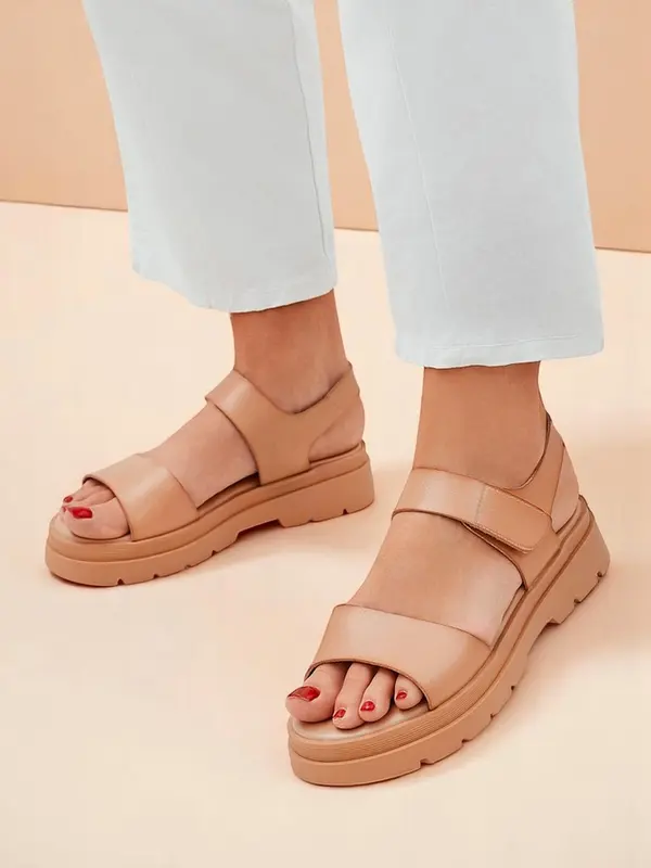 Resti Resti Royal Fashion Women's Otvanna sandals with a thick sole