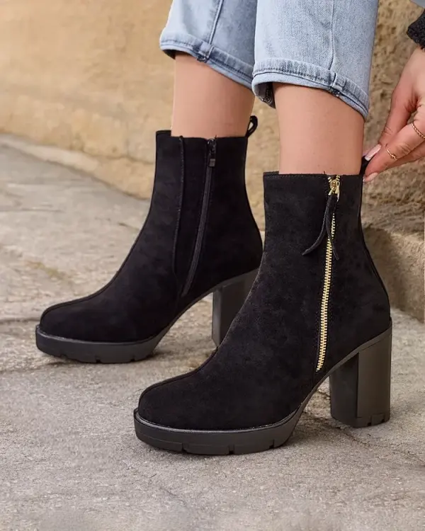 Resti Resti Women's ankle boots on a post Igges