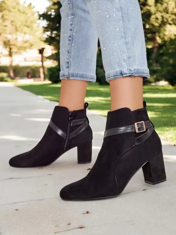 Resti Resti Women's boots on a post Eloron