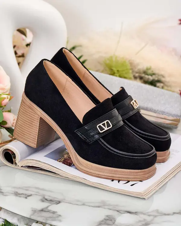 Resti Resti Women's moccasins on a post Lemaneg