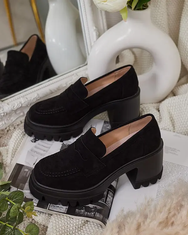 Resti Resti Women's moccasins on a post Narvoti