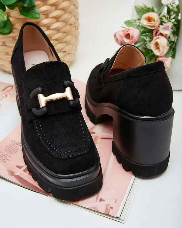 Resti Resti Women's moccasins on a post Tivili