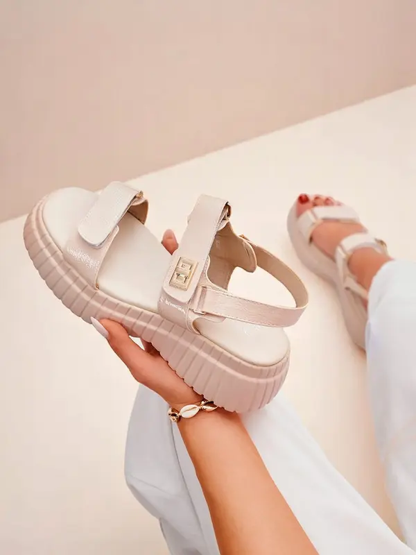 Resti Resti Women's sandals on a thicker sole Aganda