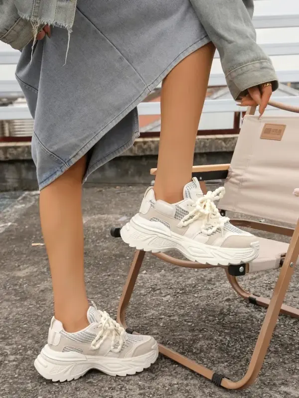 Resti Resti Women's sporty sneakers on a thicker sole Loness