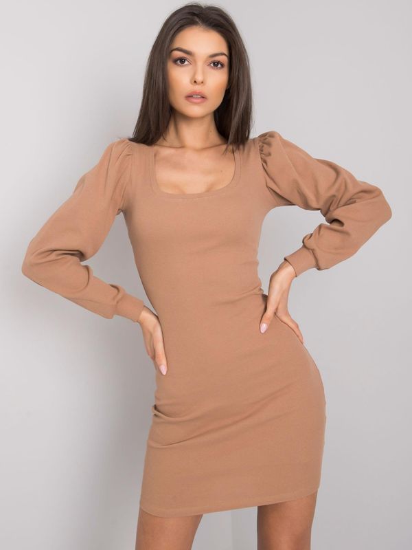 Fashionhunters RUE PARIS Camel dress with long sleeves